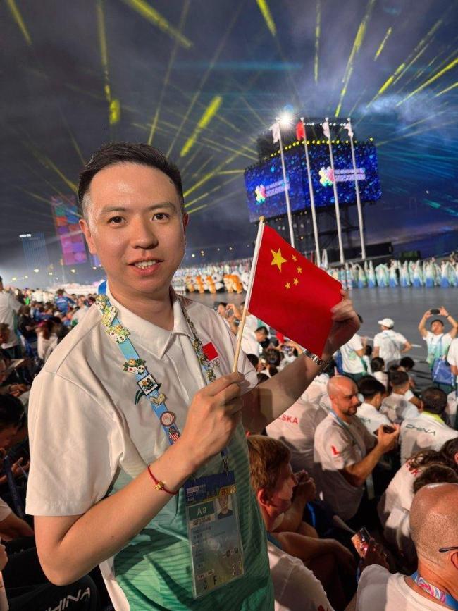 频频露出破 频频露出破