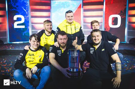 显得格外合 显得格外合