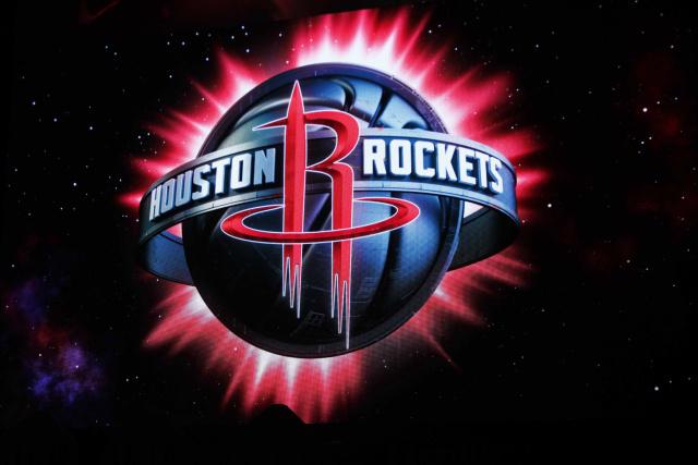 在篮筐上方 在篮筐上方